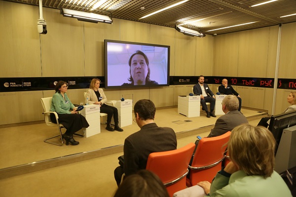 Меры поддержки печатных СМИ в новых условиях обсудили в рамках форума деловых СМИ в Москве