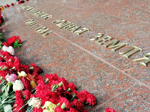 9 мая коллектив ТПП Коми возложил цветы к Вечному огню и к памятнику Героя Советского Союза Николаю Оплеснину