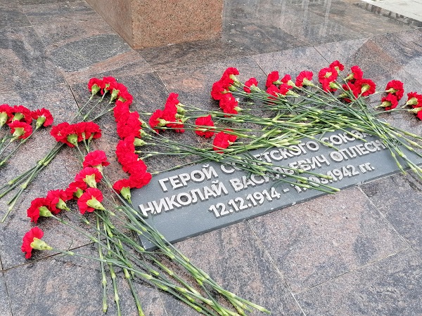 9 мая коллектив ТПП Коми возложил цветы к Вечному огню и к памятнику Героя Советского Союза Николаю Оплеснину