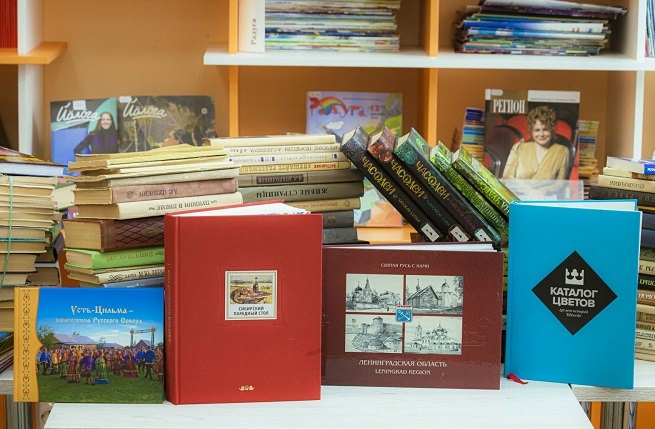 Сотрудники ТПП Коми собрали книги для Центральной библиотеки имени Альберта Ванеева села Кослан Удорского района