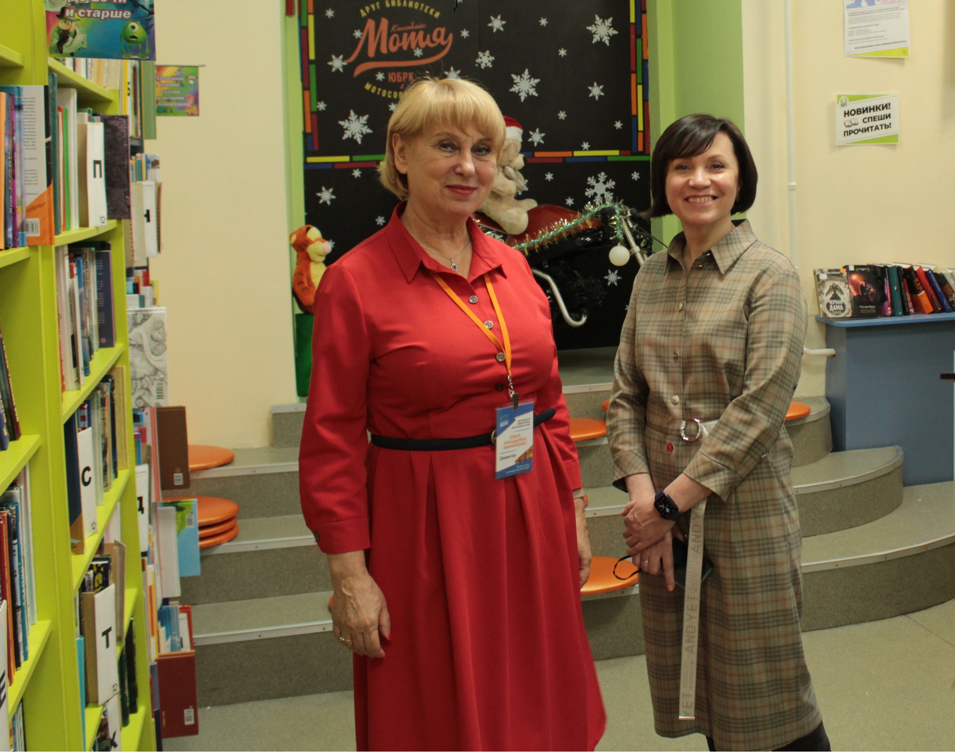 Директор Юношеской библиотеки РК Ольга Винниченко, вице-президент ТПП Коми Ирина Листарова (справа)