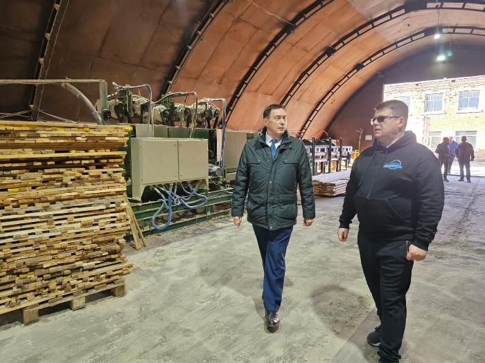 Президент ТПП Коми Юрий Колмаков посетил производство компании «ФАНЕРА ТРЕЙД»