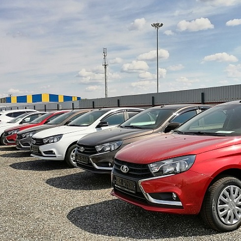 В Сыктывкаре в продажу поступили первые отечественные автомобили, выпущенные в рамках импортозамещения
