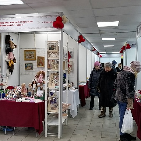Сувениры и подарки ручной работы представила выставка «Новогодняя ярмарка Мастеров» 