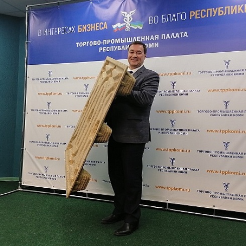 Даешь формованные поддоны! На фото: президент ТПП Коми Юрий Колмаков