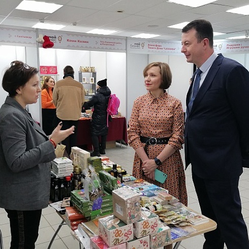 Сувениры и подарки ручной работы представила выставка «Новогодняя ярмарка Мастеров» 