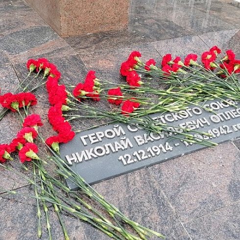 9 мая коллектив ТПП Коми возложил цветы к Вечному огню и к памятнику Героя Советского Союза Николаю Оплеснину