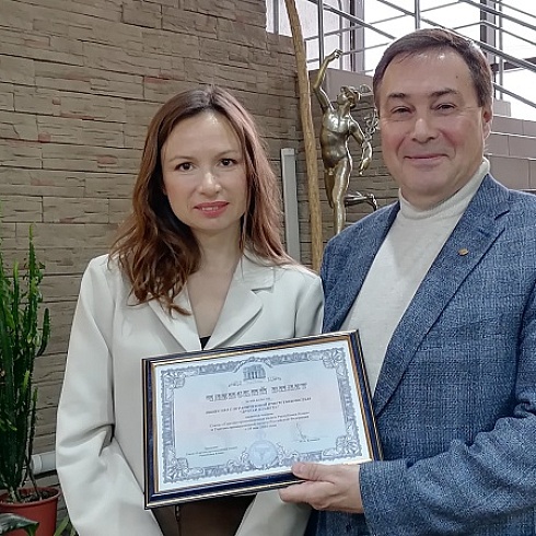 Юрий Колмаков вручил членский билет ТПП Коми директору туроператора «Другая планета» Людмиле Нечитайловой