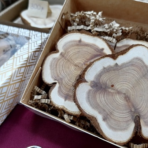 Сувениры и подарки ручной работы представила выставка «Новогодняя ярмарка Мастеров» 