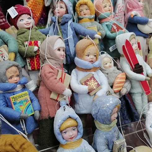 Сувениры и подарки ручной работы представила выставка «Новогодняя ярмарка Мастеров» 