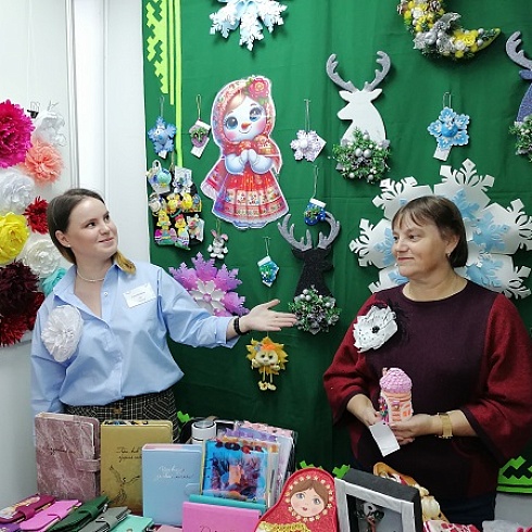 Сувениры и подарки ручной работы представила выставка «Новогодняя ярмарка Мастеров» 