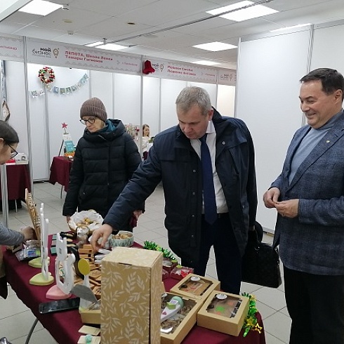 Сувениры и подарки ручной работы представила выставка «Новогодняя ярмарка Мастеров» 