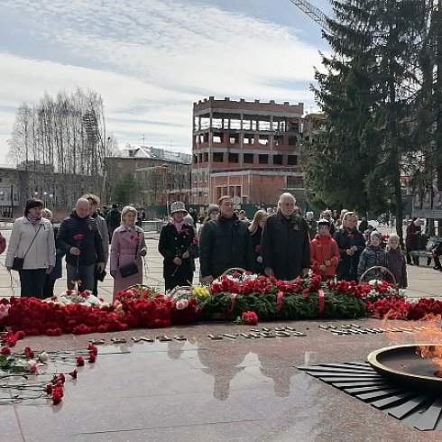 9 мая коллектив ТПП Коми возложил цветы к Вечному огню и к памятнику Героя Советского Союза Николаю Оплеснину