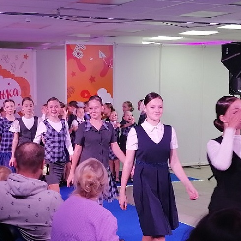 В ТПП Коми состоялся красочный показ коллекций женской одежды и школьной формы «Продлёнка»