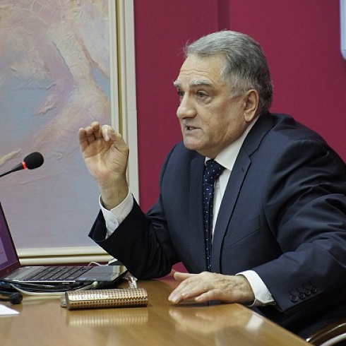 Доктор экономических наук, профессор, академик РАЕН, завкафедрой экономической теории и корпоративного управления СГУ им.Питирима Сорокина Ариф Шихвердиев