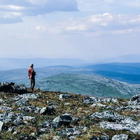 Юрий Колмаков вручил членский билет ТПП Коми директору туроператора «Другая планета» Людмиле Нечитайловой