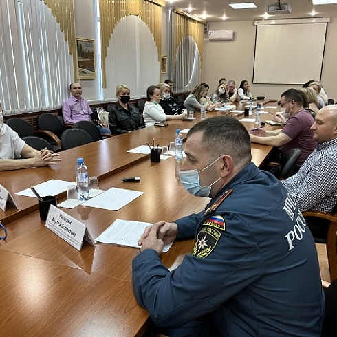 Юрий Колмаков встретился с пострадавшими от пожара в ТЦ «Северное Сияние» предпринимателями Усинска