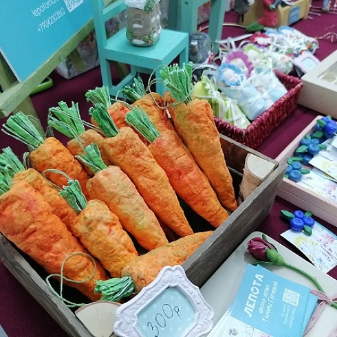 Сувениры и подарки ручной работы представила выставка «Новогодняя ярмарка Мастеров» 