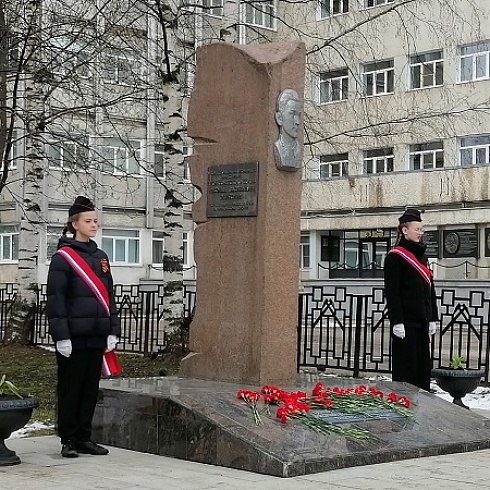 9 мая коллектив ТПП Коми возложил цветы к Вечному огню и к памятнику Героя Советского Союза Николаю Оплеснину