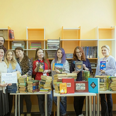 Сотрудники ТПП Коми собрали книги для Центральной библиотеки имени Альберта Ванеева села Кослан Удорского района