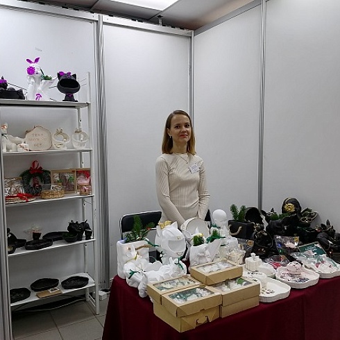 Сувениры и подарки ручной работы представила выставка «Новогодняя ярмарка Мастеров» 