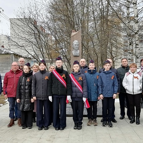 9 мая коллектив ТПП Коми возложил цветы к Вечному огню и к памятнику Героя Советского Союза Николаю Оплеснину