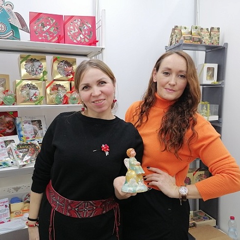 Сувениры и подарки ручной работы представила выставка «Новогодняя ярмарка Мастеров» 