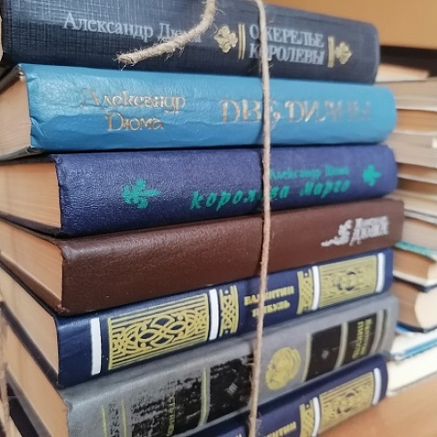 Сотрудники ТПП Коми собрали книги для Центральной библиотеки имени Альберта Ванеева села Кослан Удорского района