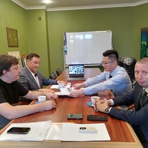 Первый зампред Правительства Коми Антон Виноградов и руководитель ТПП Юрий Колмаков провели рабочую встречу с руководством группы компаний «Тайхэ Шеньси» из КНР