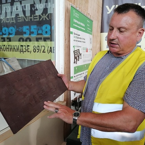 В Сыктывкаре из переработанной стеклотары начали изготавливать полимерпесчаные изделия