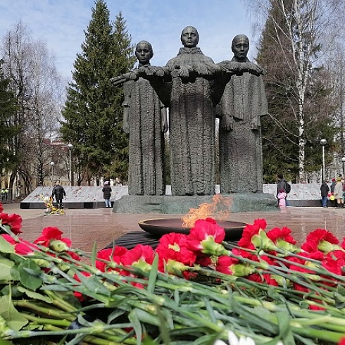9 мая коллектив ТПП Коми возложил цветы к Вечному огню и к памятнику Героя Советского Союза Николаю Оплеснину